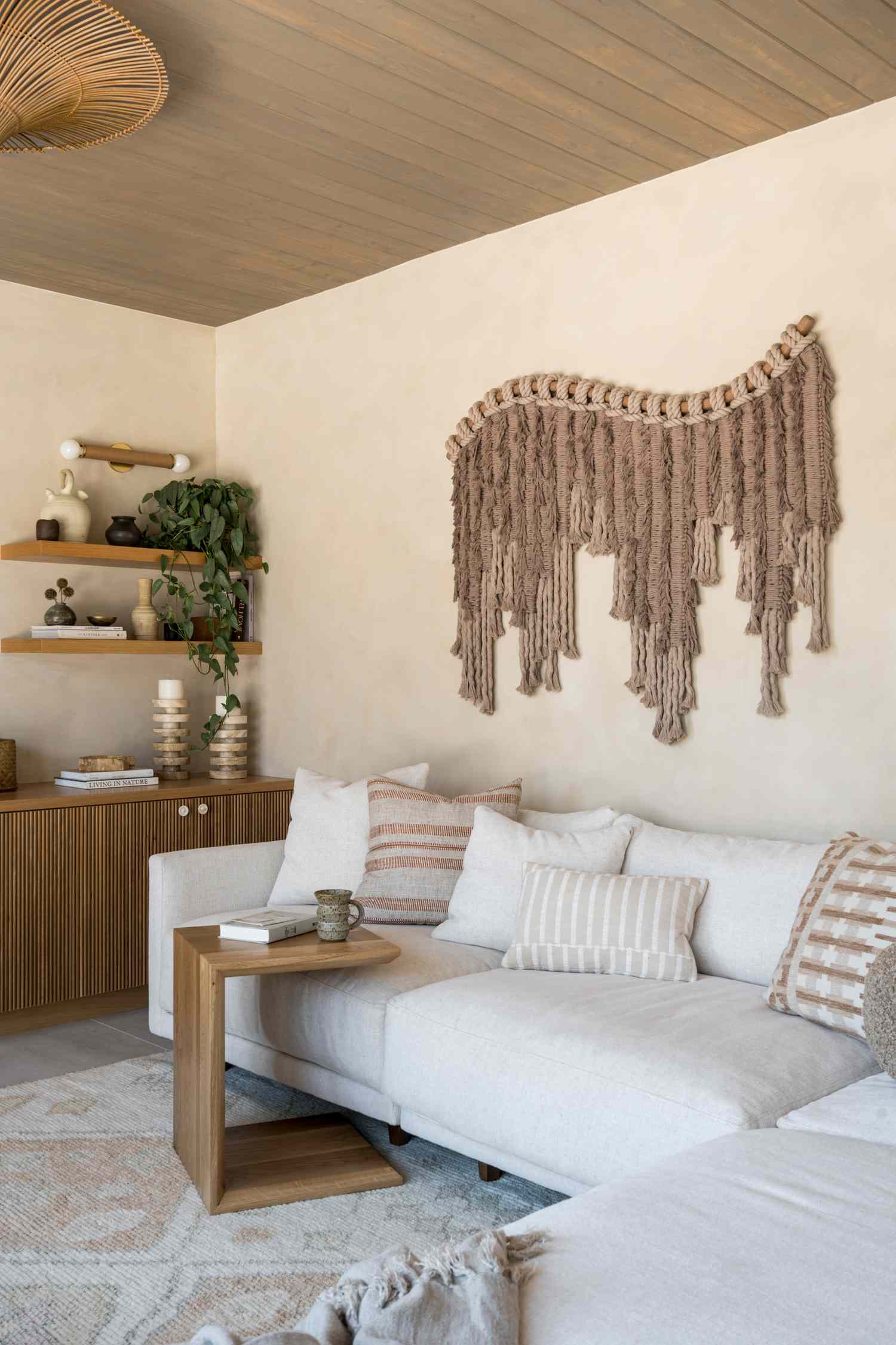 Modernes Wohnzimmer im neutralen Boho-Stil