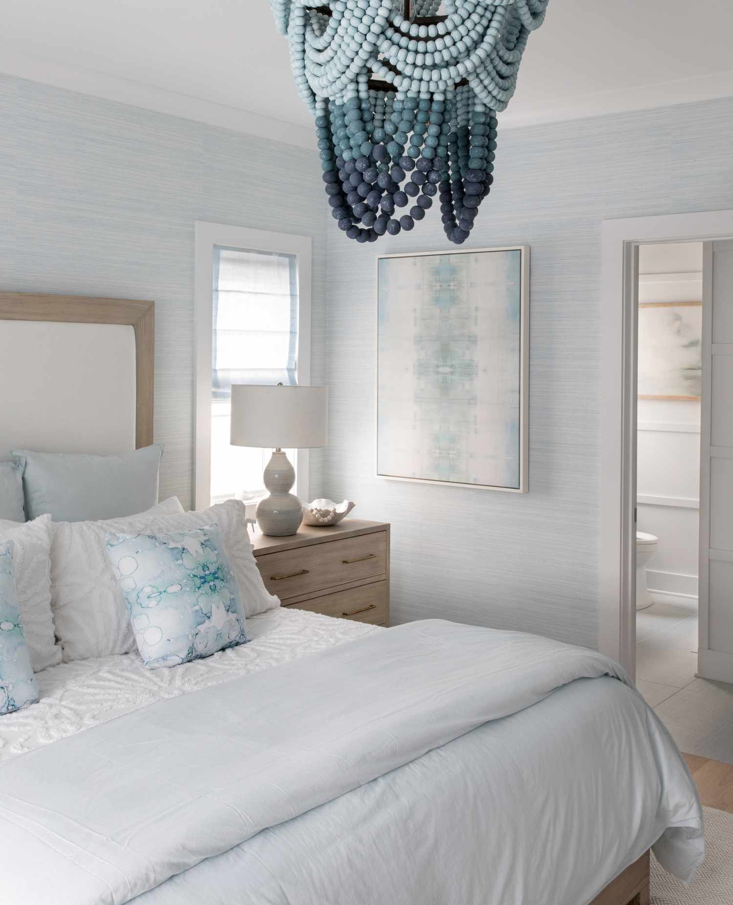 Die klassischen New England Color Combo -Designer werden diesen Sommer überall überall sein 4 Ein hellblaues, weißes und natürliches hölzernes braunes Küstenschlafzimmer mit Perlen-Ton-Kronleuchter