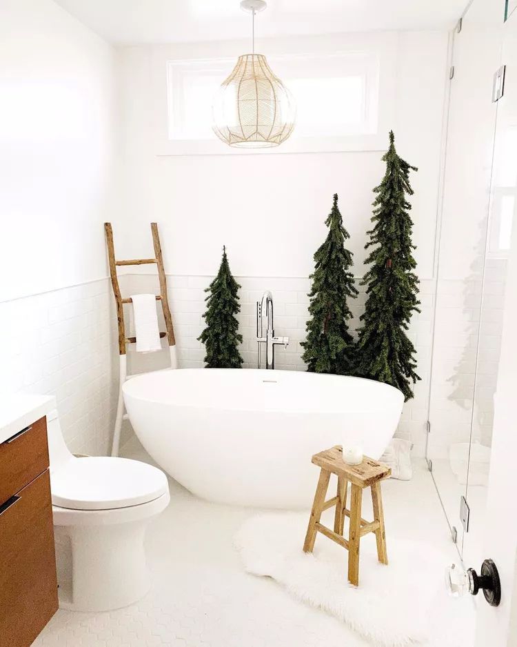 Badezimmer mit Weihnachtsbäumen dekoriert