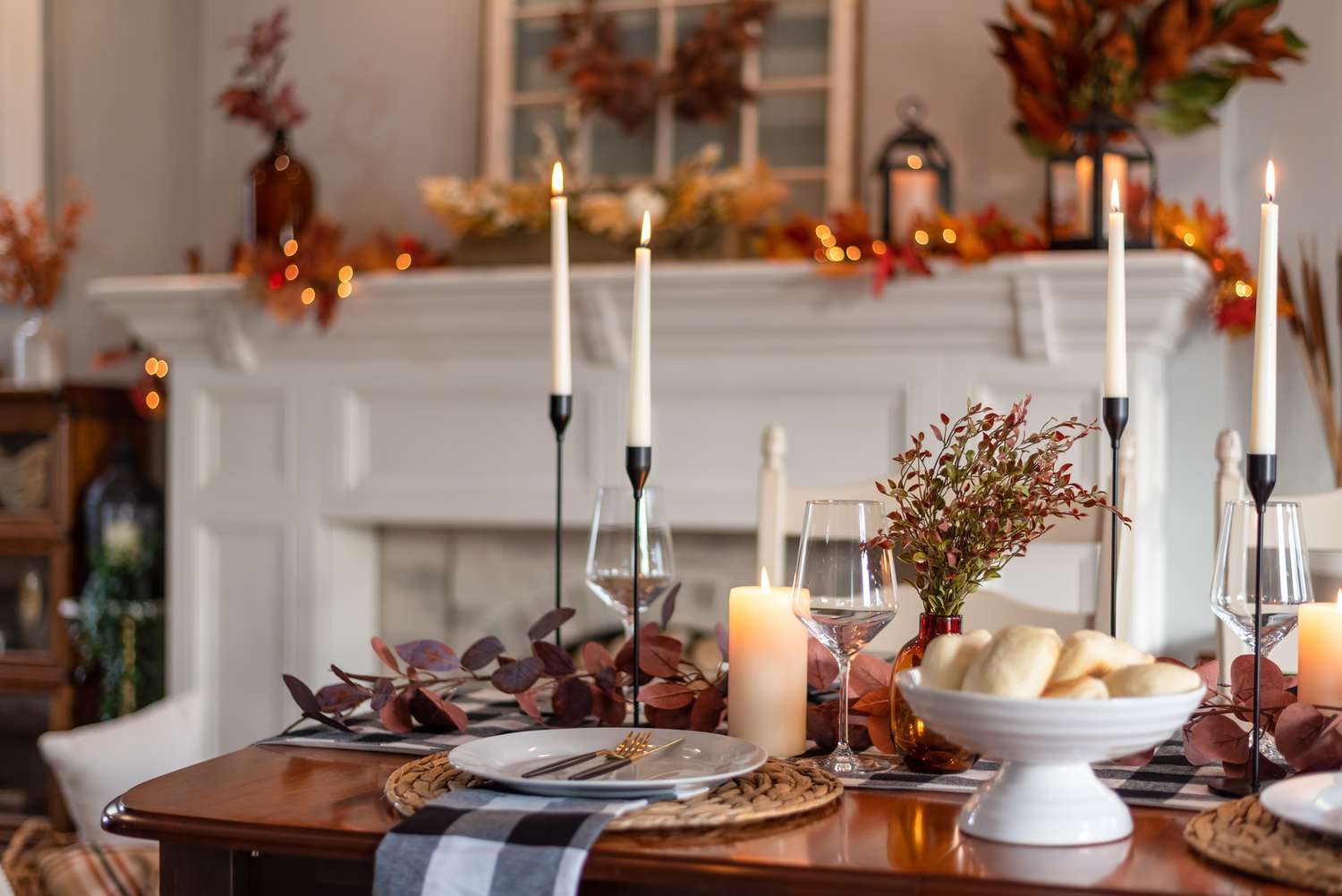 Thanksgiving -Tisch mit sich verjüngenden Kerzen