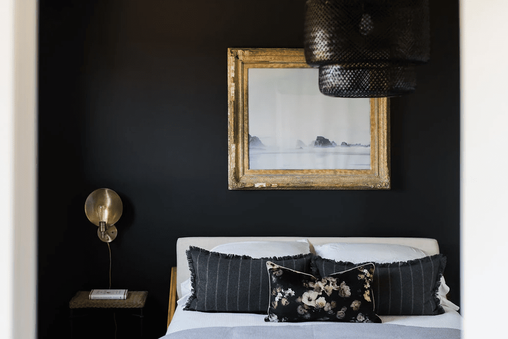 Schlafzimmer mit schwarzer Akzentwand.