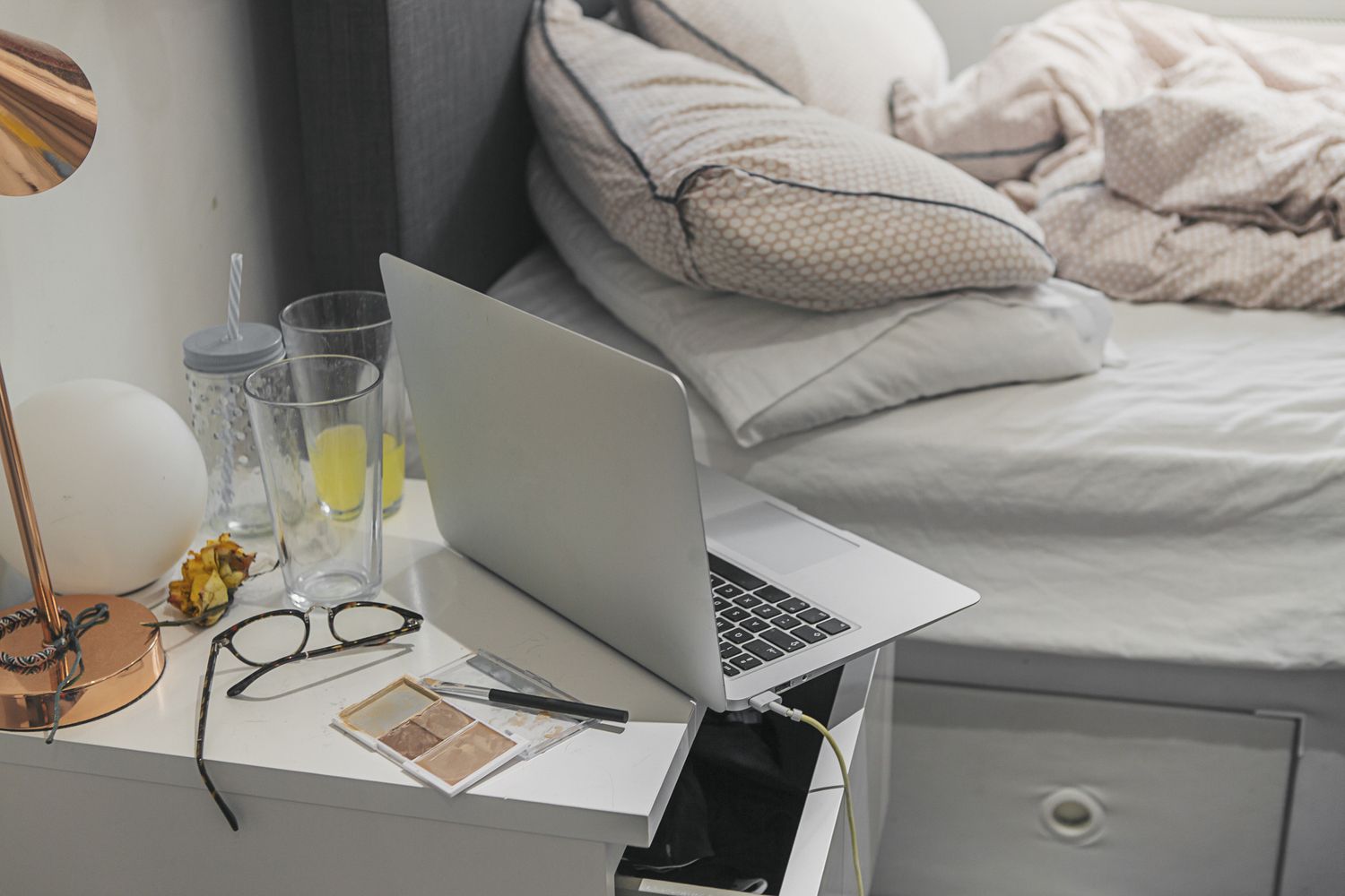 Wenn sich Ihr Schlafzimmer überfüllt fühlt, könnten diese Styling -Fehler der Schuldige sein 2 Schlafzimmer mit überfüllter Nachttisch