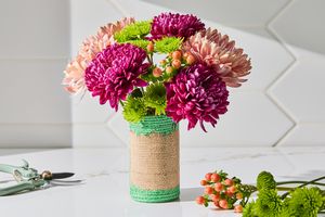 Soda kann als Blumenvase upcycelt werden