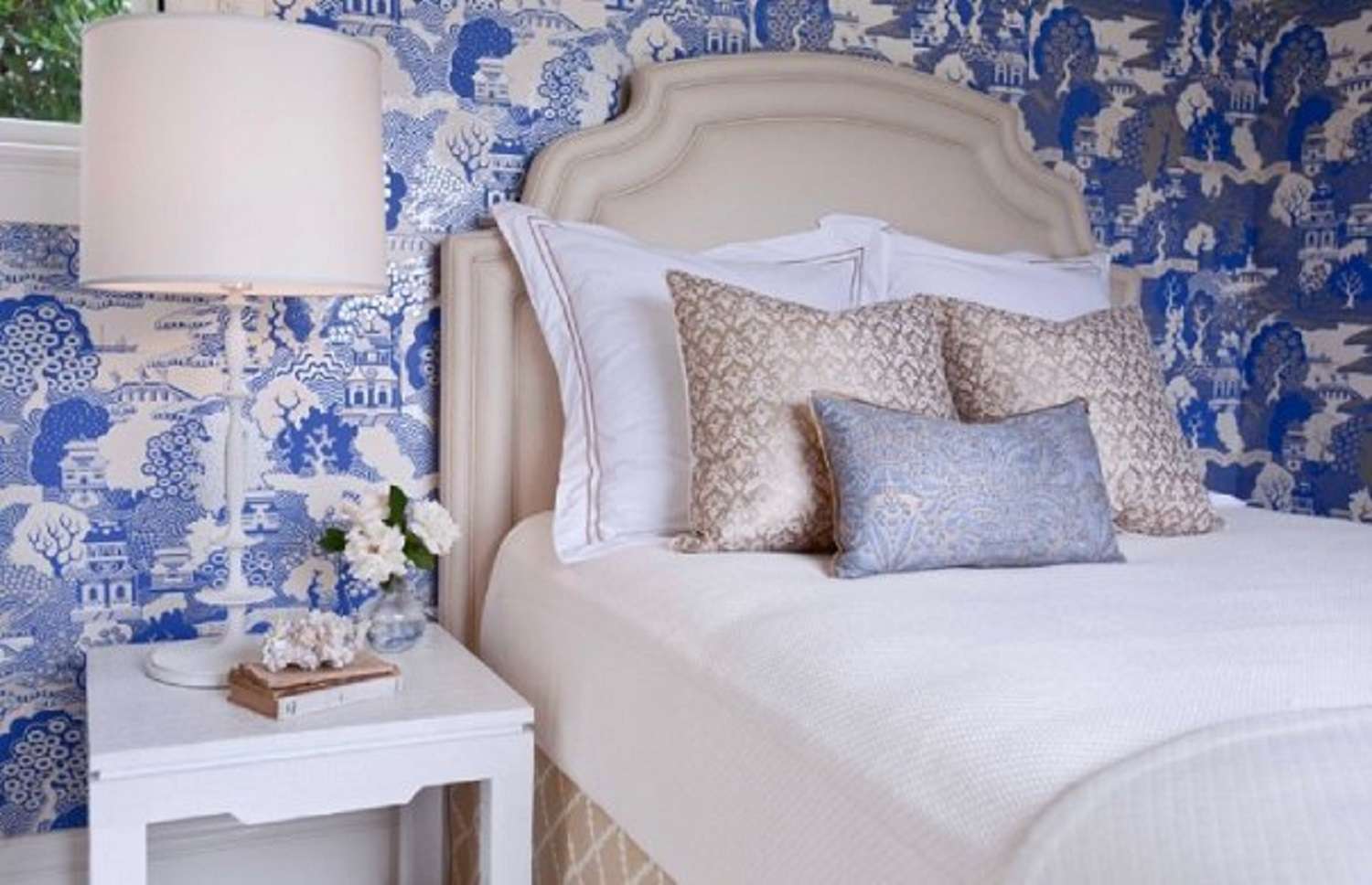 Blue and white chinoiserie bedroom wallpaper