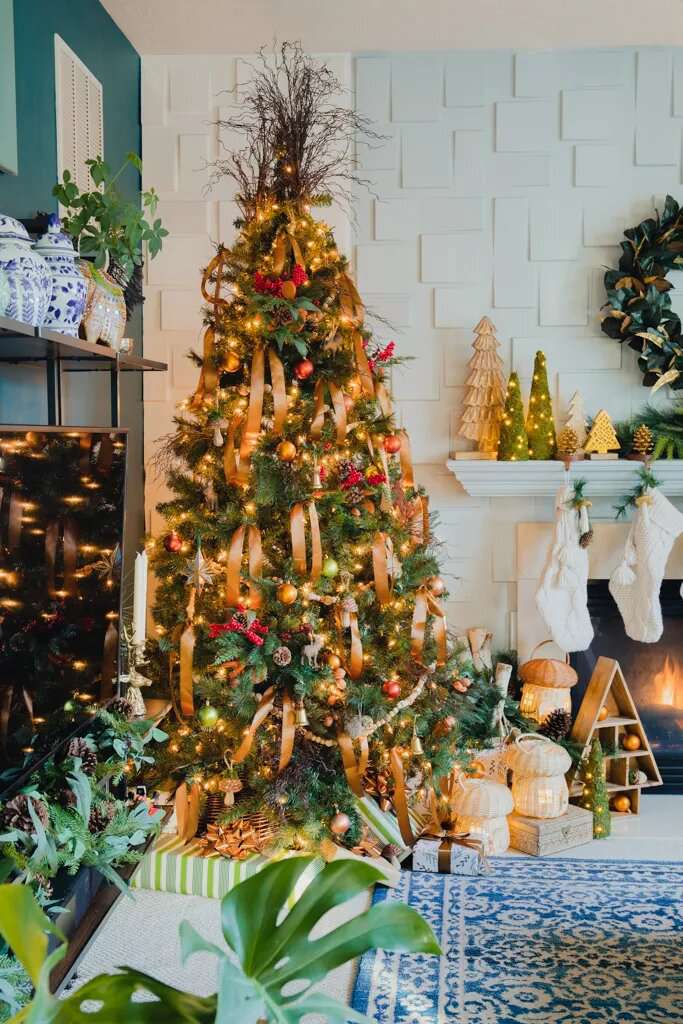 Goldene und rote Weihnachtsbaumdekorationen