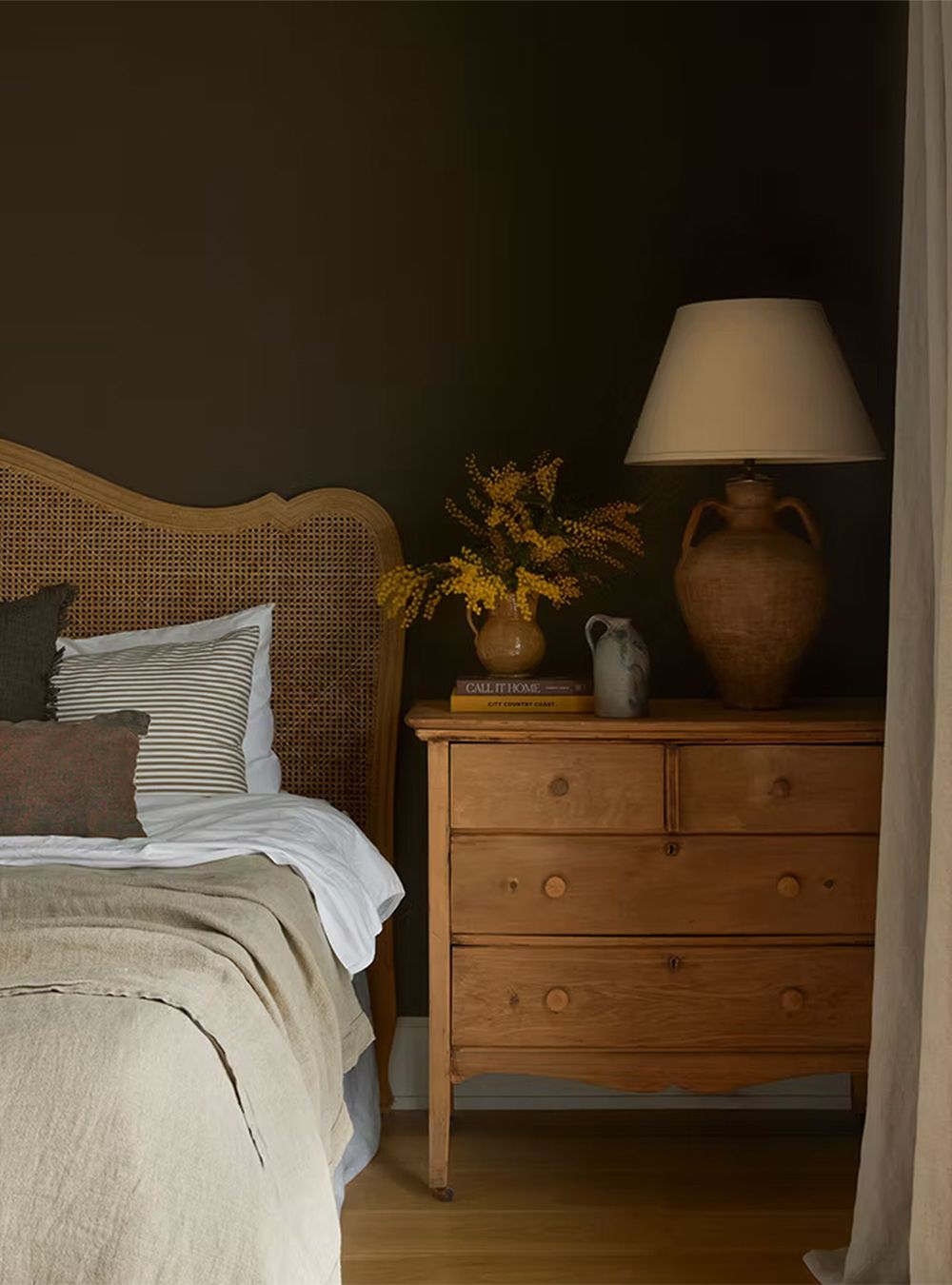 Ashley Montgomery Design Braunbraunte Schlafzimmer.