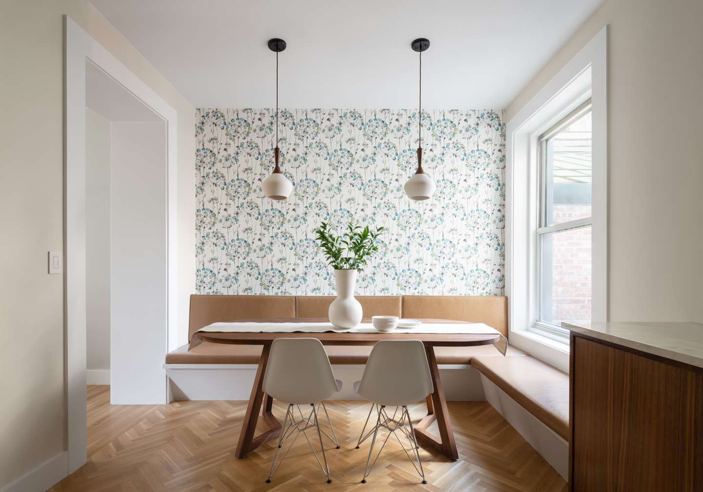 Millward Tapeteed Breakfast-Ecke mit eingebauten Sitzgelegenheiten.