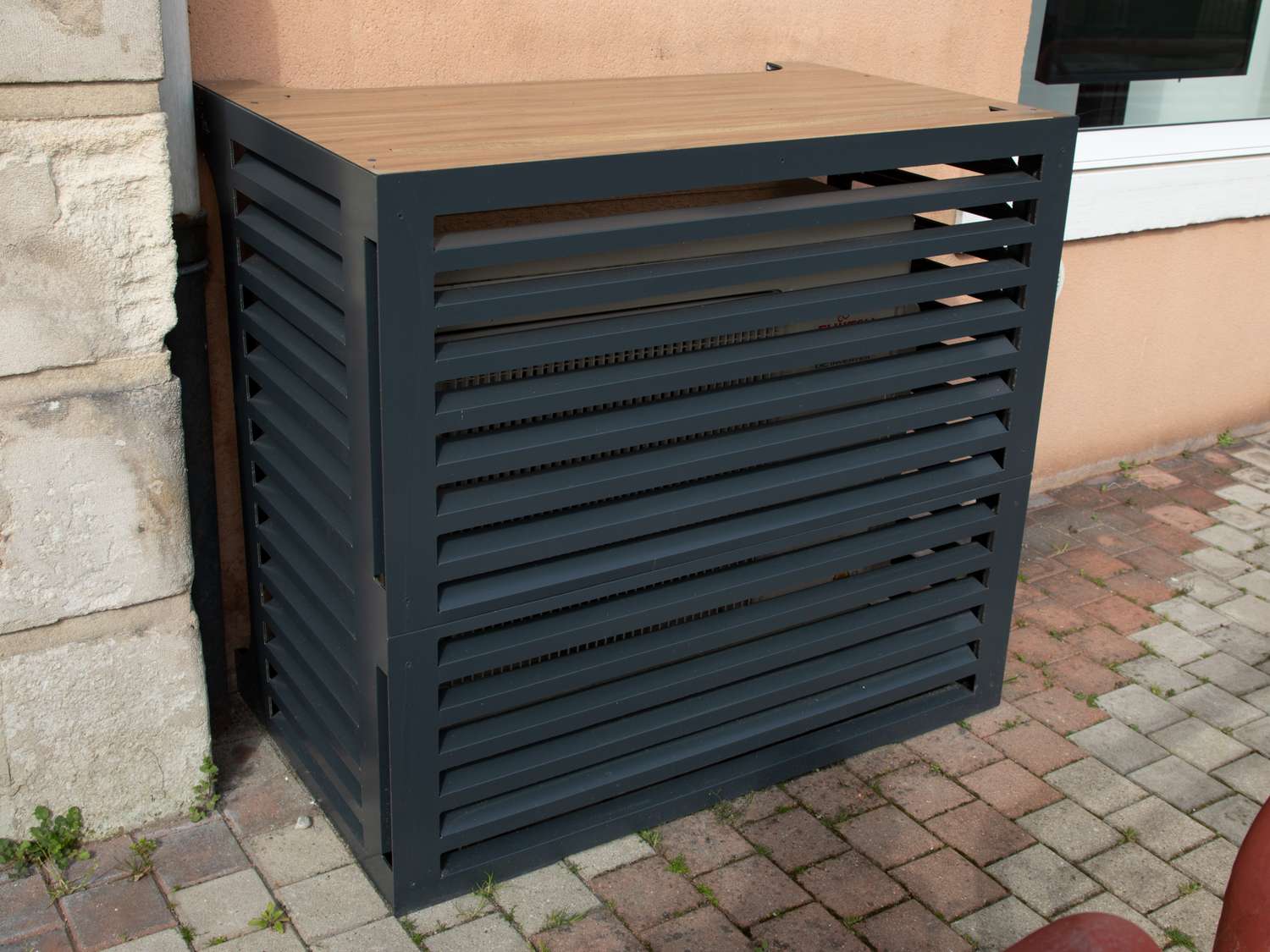 Outdoor -Klimaanlagenkompressoreinheit mit Schadenboxabdeckung versteckt
