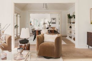Blick auf das Wohnzimmer Innenraum in neutraler Farbpalette