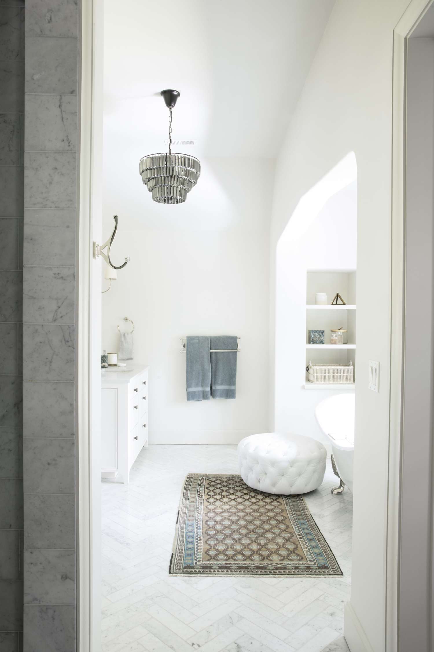 blue and white bathroom decor
