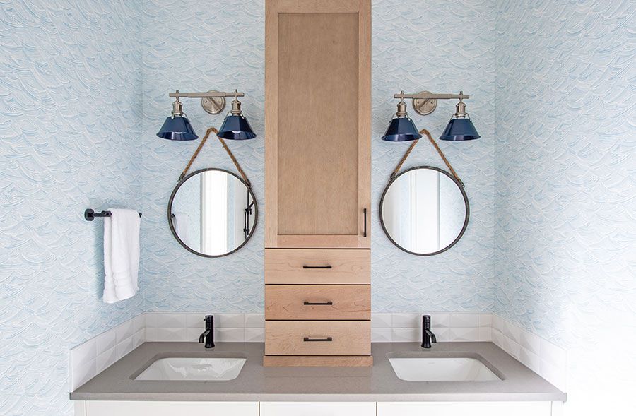 Nautical decor in a bathroom