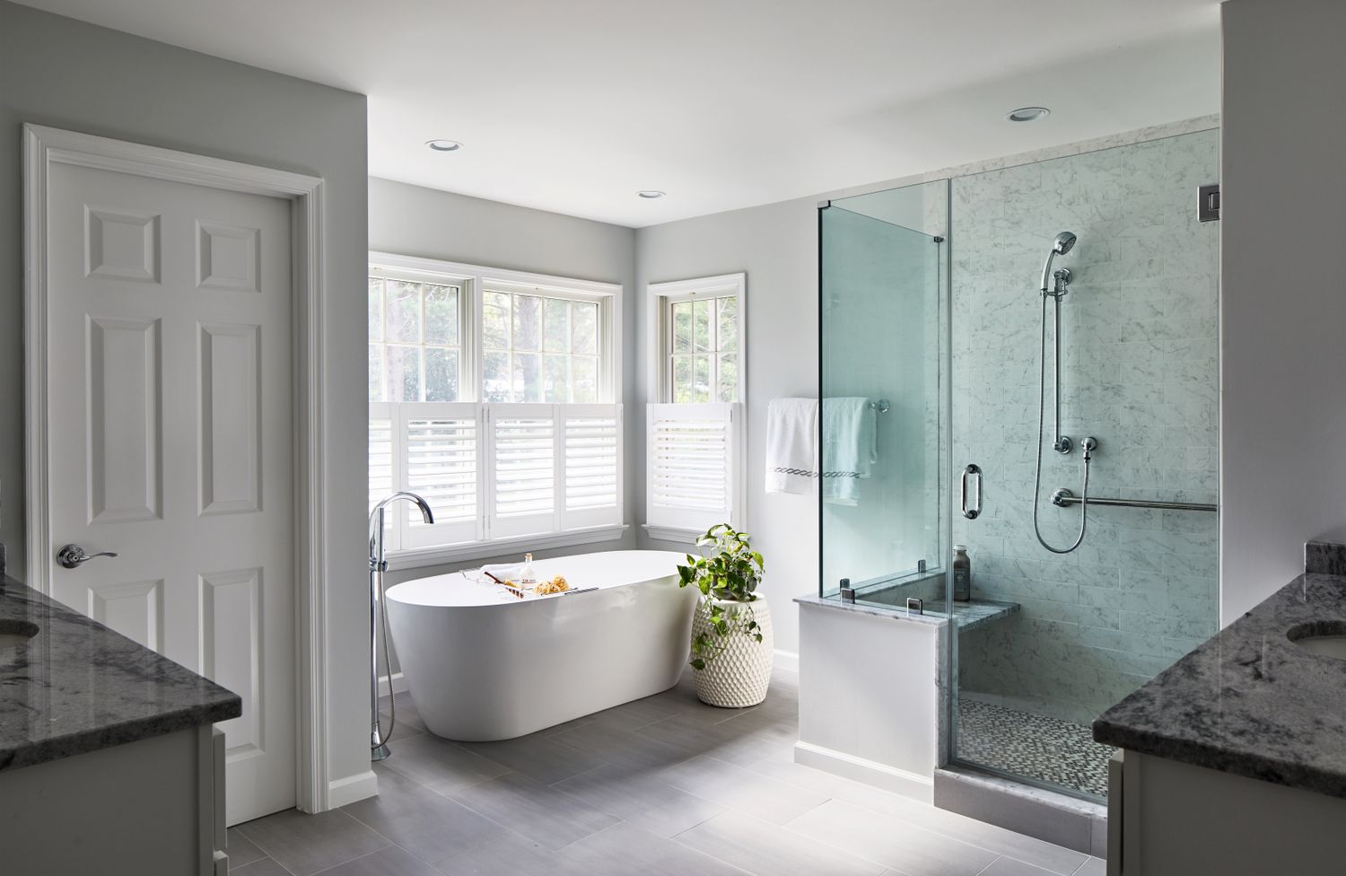Weiches graues Badezimmer