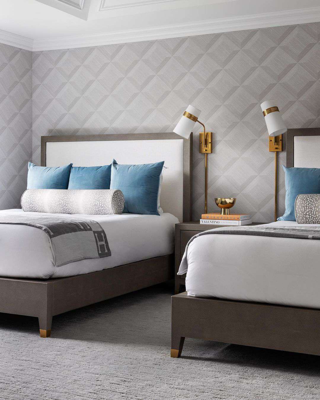 twin bedroom layout ideas