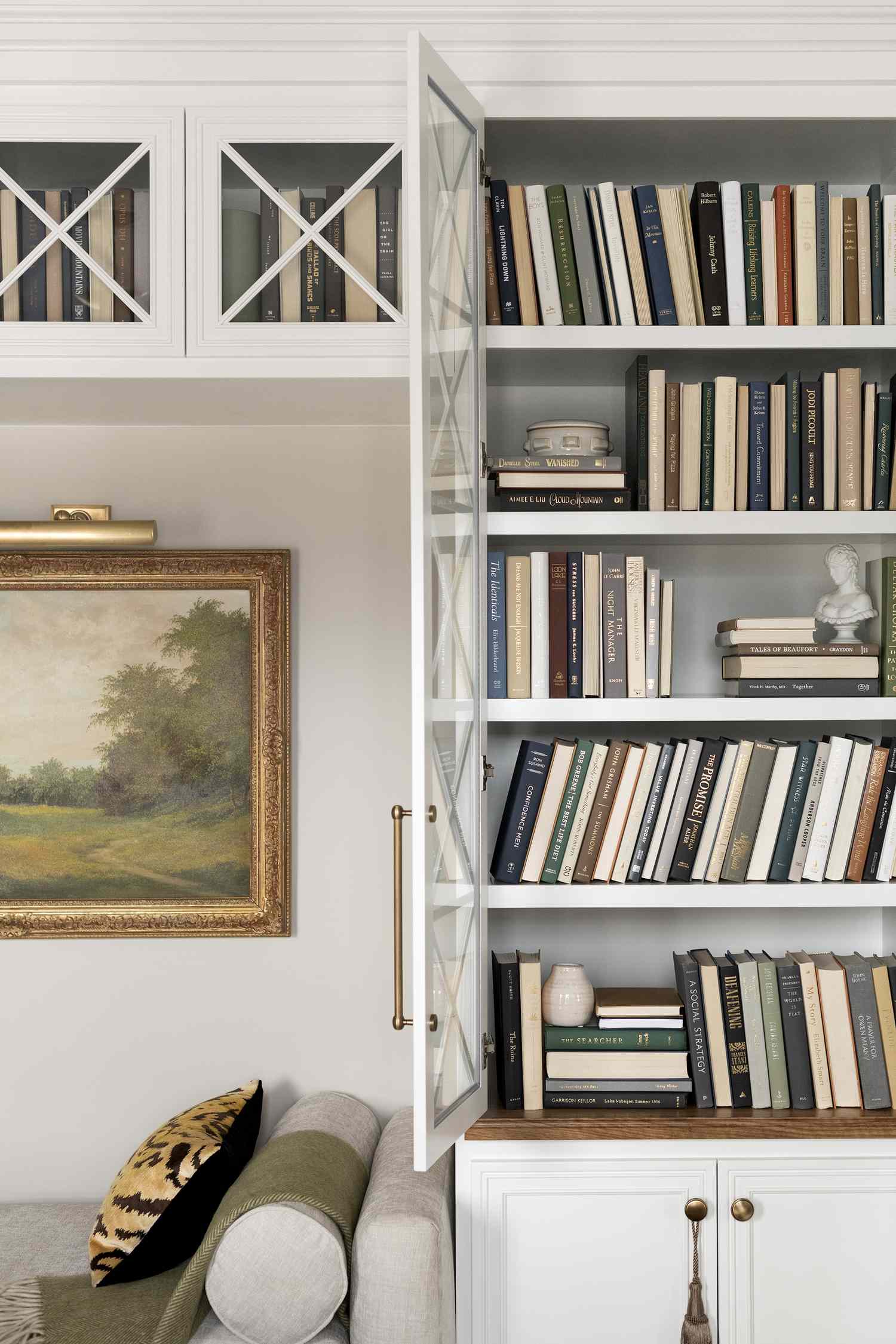 Bücherregal -Styling mit sparsamen Titeln