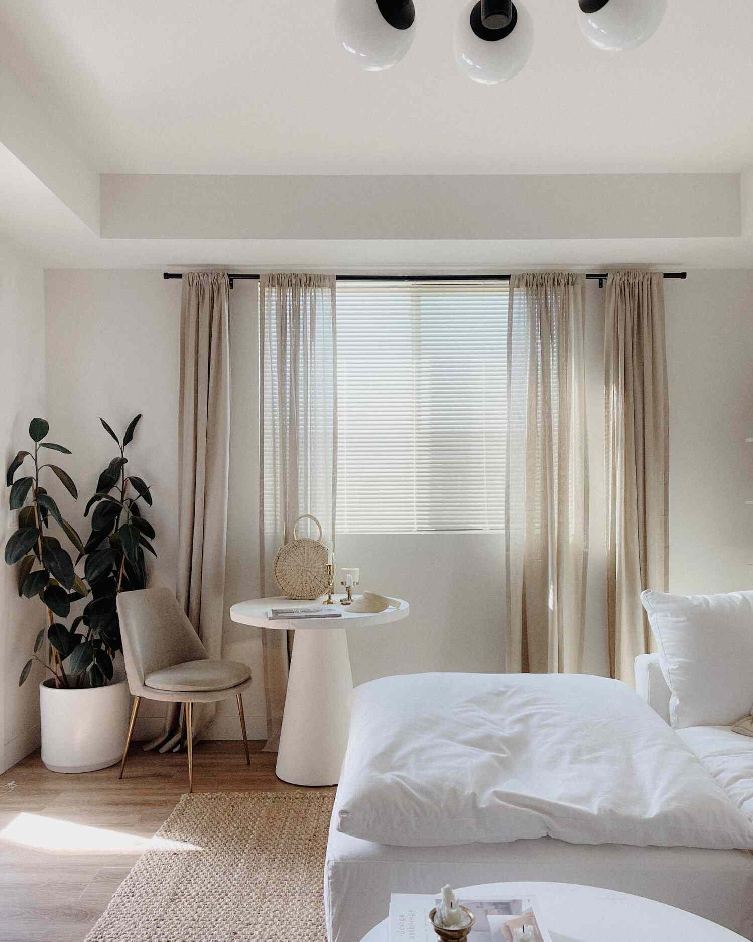 Weiß und beige minimales Wohnzimmer mit Tisch
