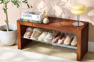 Verwenden von Spannungsstäben auf der Unterseite eines Schuhregals