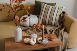 Herbst -Dekorvignette mit Sofa und Couchtisch