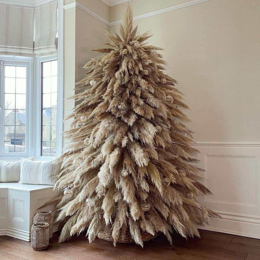 A Christmas tree made with pampas grass leaves