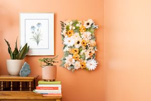 8 versteckte Kosten für den Kauf eines Eigenheims, das Immobilienprofis wünschen, Sie wüssten sich 4 DIY Blumenwandbrett an Orangenwand gelegt