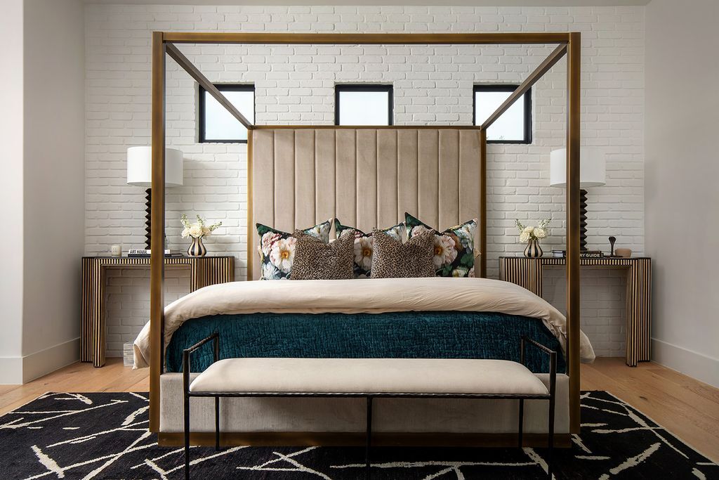 Wir fragten Designer, ob Wurfkissen immer zu Ihrem Teppich zustimmen sollten - sie waren sich alle einig 10 Fettes Schlafzimmer -Design mit geschichteten Mustern und Textur.