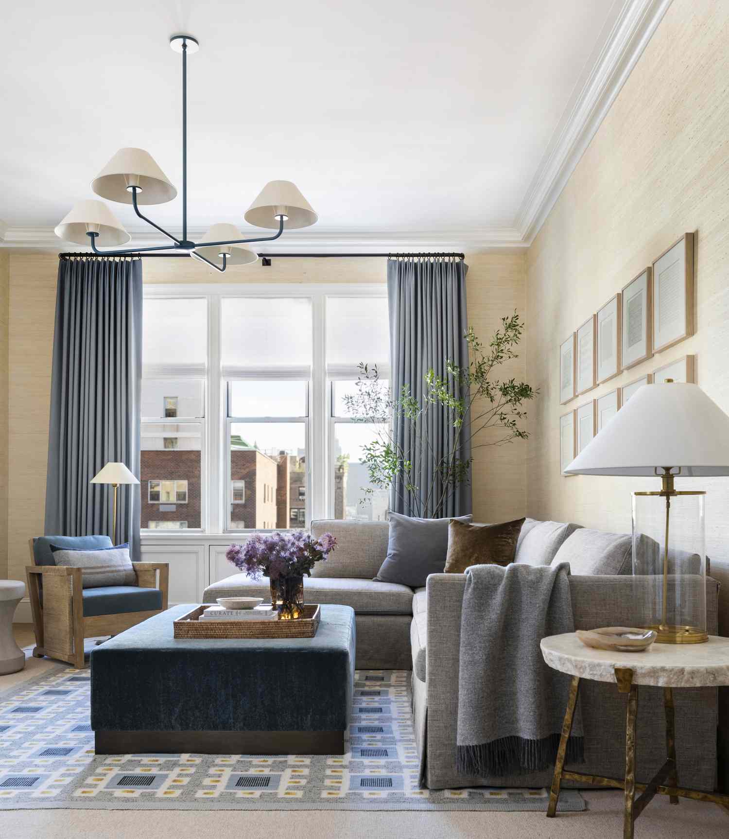 Der Hauptgrund, warum sich Ihr Wohnzimmer eng anfühlt (und es ist nicht zu viel Möbel) 6 So wählen Sie die richtige Skala -Couch für Ihr Wohnzimmer