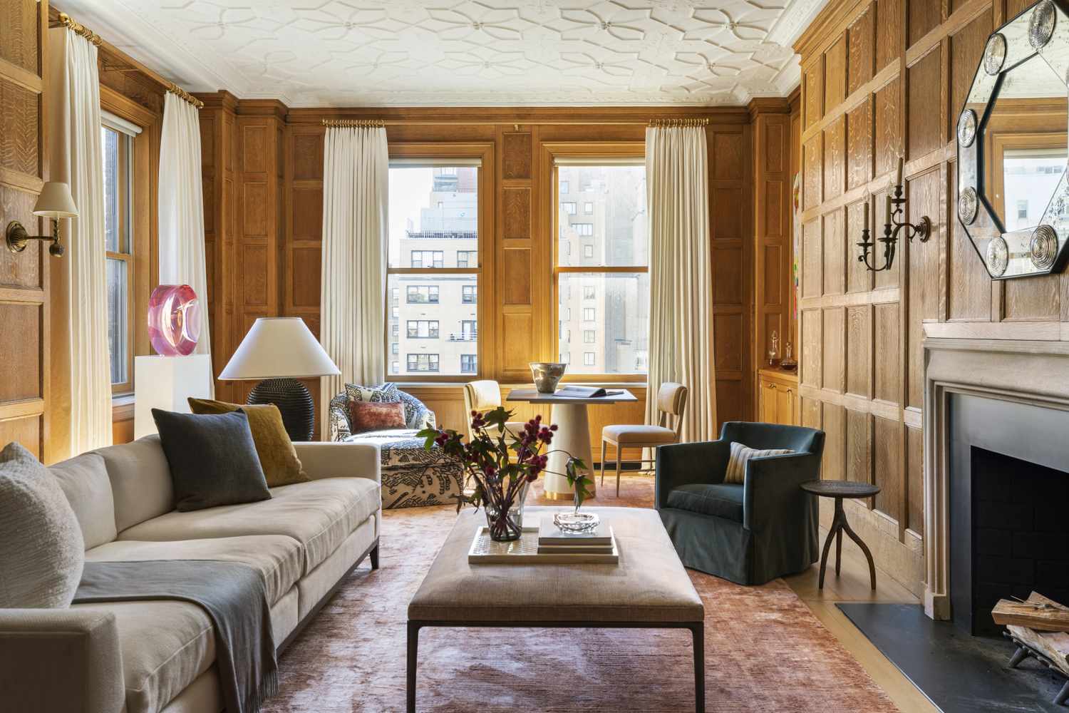 Der Hauptgrund, warum sich Ihr Wohnzimmer eng anfühlt (und es ist nicht zu viel Möbel) 10 Wohnzimmer -Layout -Tipps