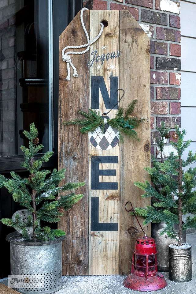 A rustic Noel DIY Christmas sign