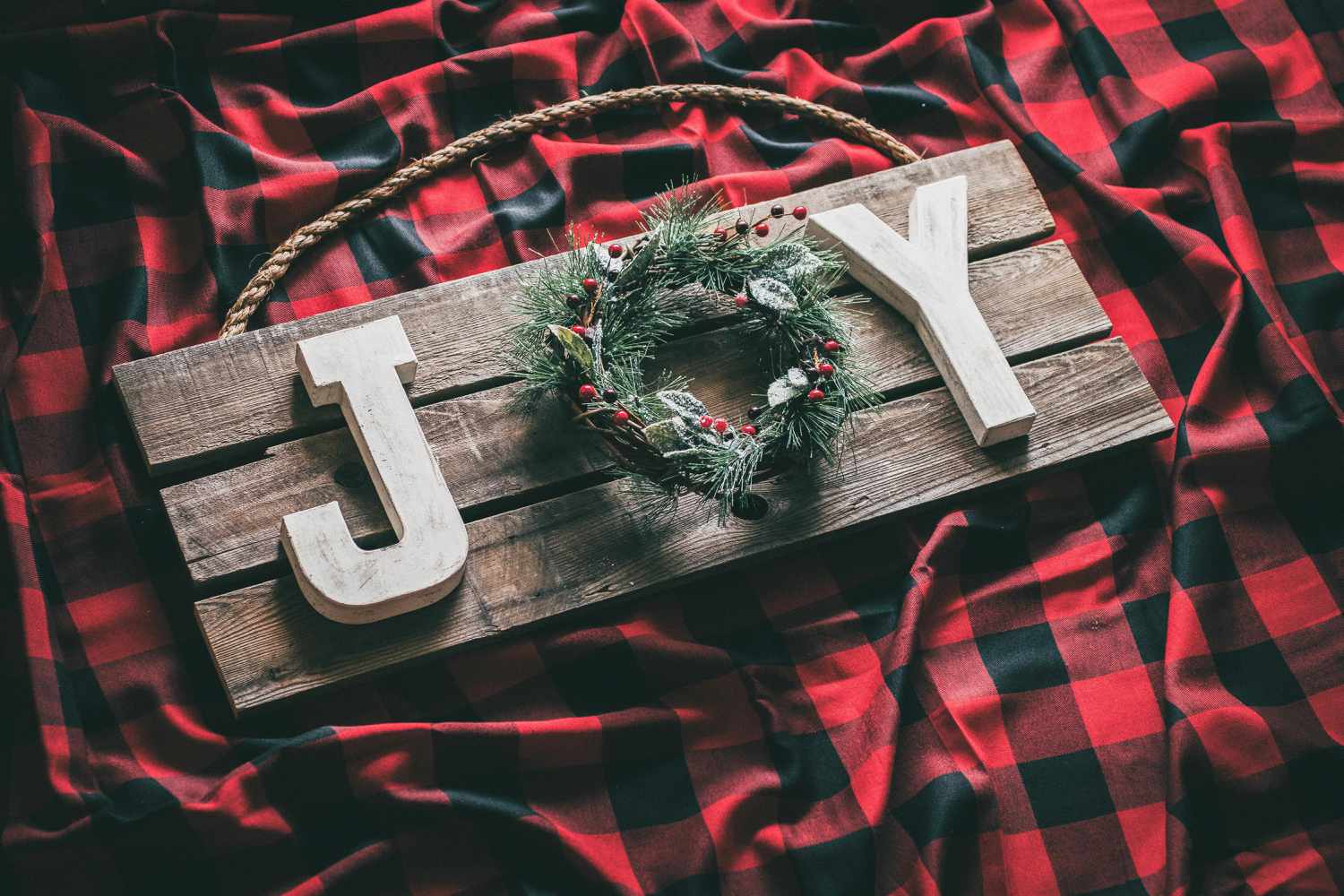 A rustic pallet DIY Christmas sign