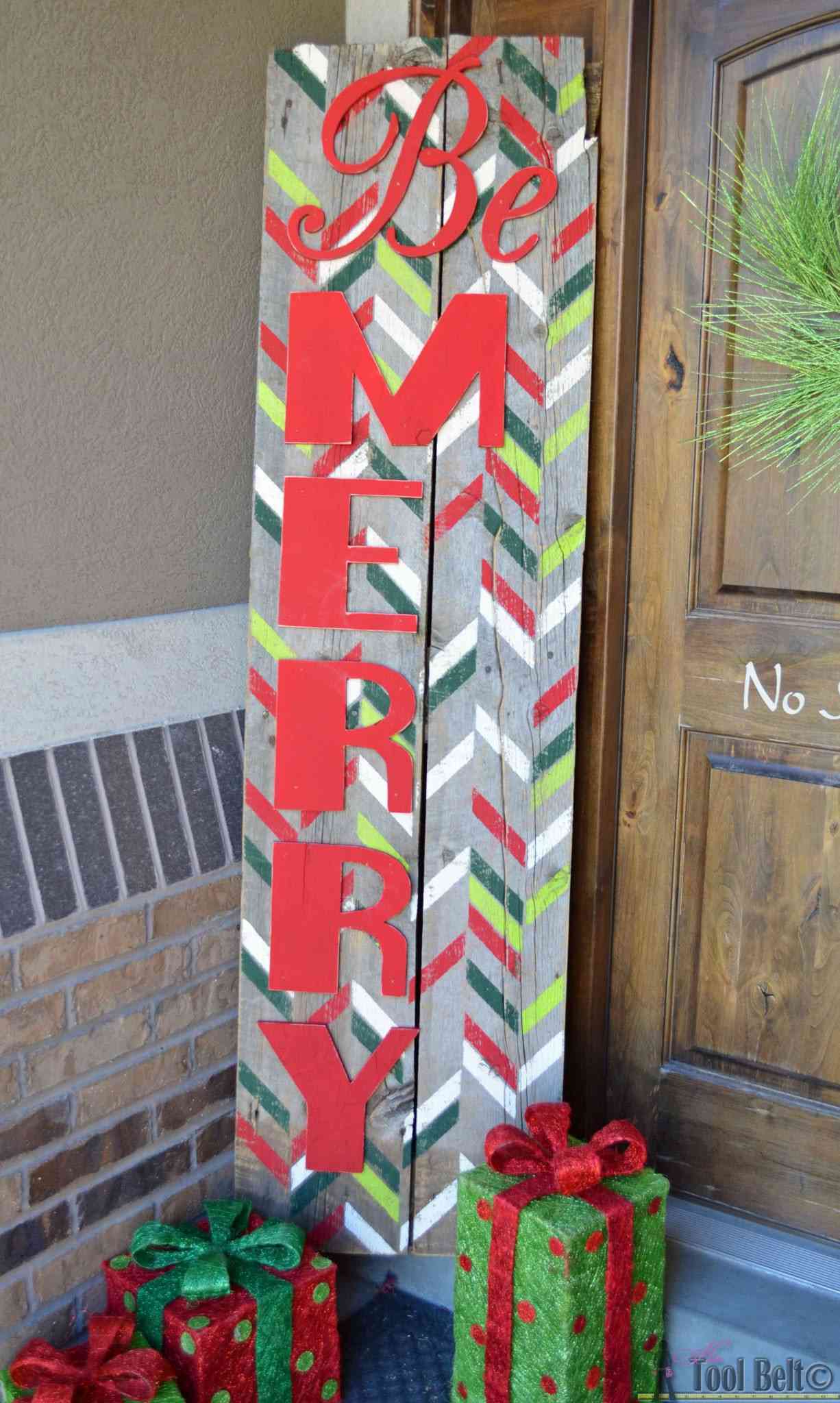 A DIY Christmas sign that says "Be Merry"