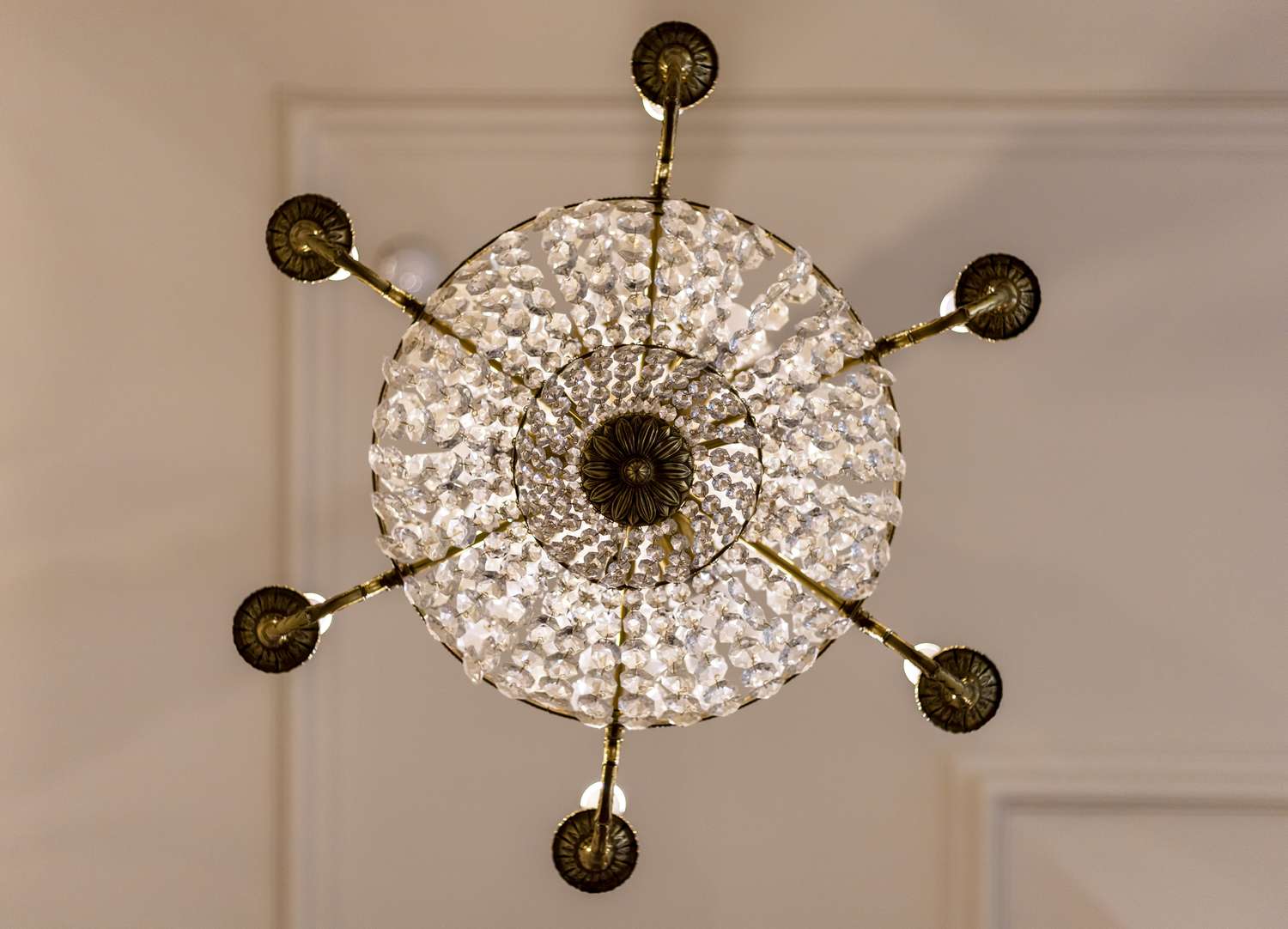 5 Kletschendes Zuhause "Upgrades" Das lässt ein Zuhause laut Designern sofort schlecht aussehen 12 Gaudy Kronleuchter im Eingang.
