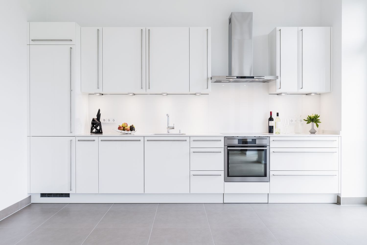5 Kletschendes Zuhause "Upgrades" Das lässt ein Zuhause laut Designern sofort schlecht aussehen 8 Alle weiße moderne Küche.