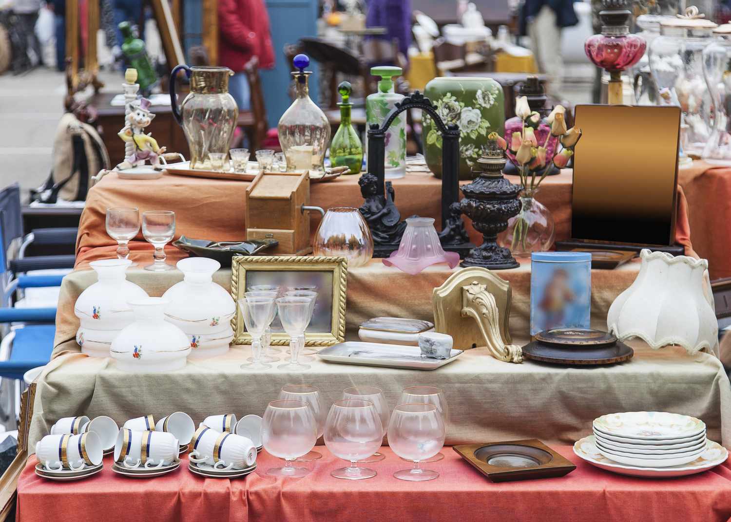 Glaswaren und Tassen auf dem Flohmarkt