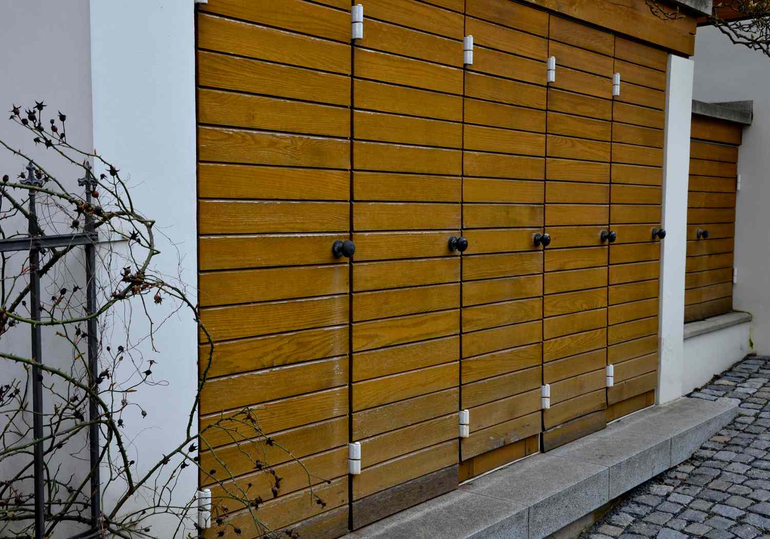Mülldosen hinter Holzbildschirmen