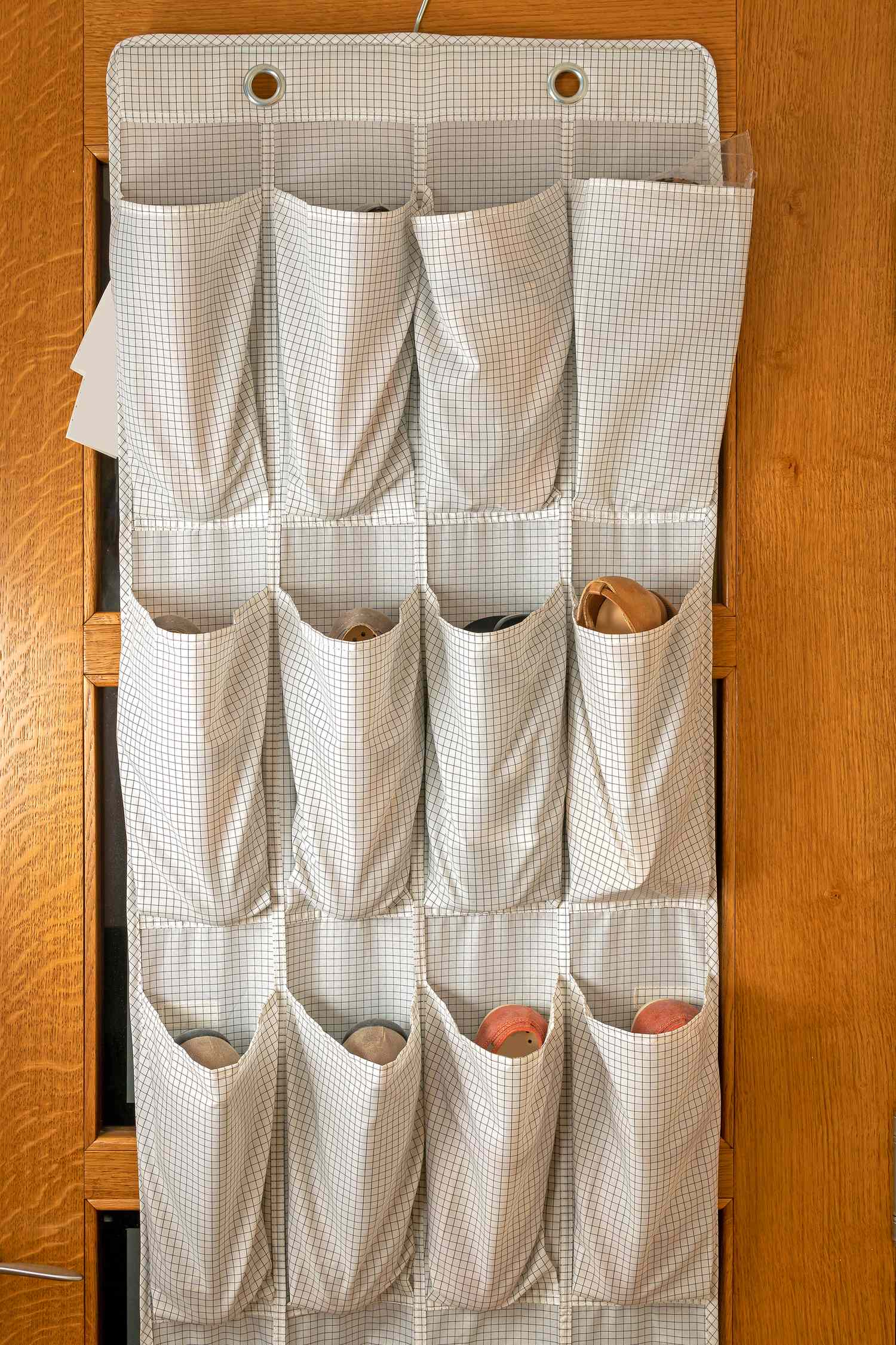 5 gemeinsame Organisationsprodukte, die Ihr Zuhause laut Designer schlecht aussehen lassen 2 über dem Türschuhorganisator