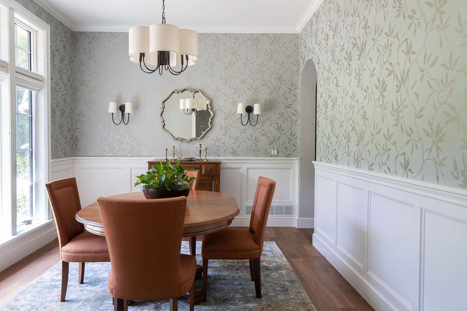 Inneneindrücke Amy Leferink Formales Esszimmer mit Wainscoting.