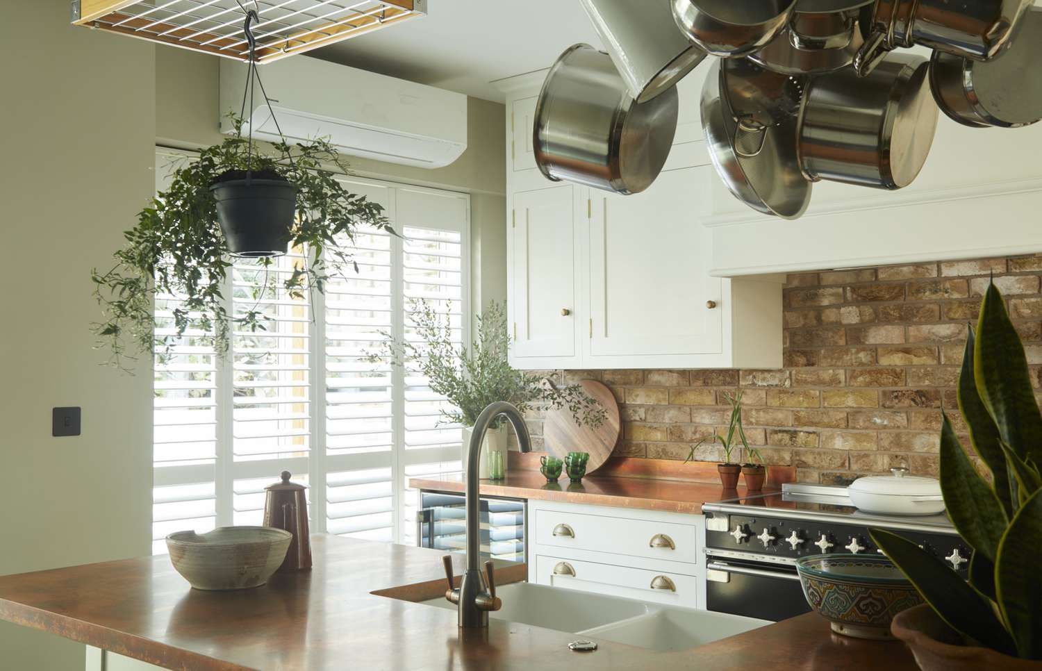 6 Dinge, die Ihre Arbeitsplatten heimlich schlecht aussehen, laut Design Profis 10 Olive & Barr Shaker Kitchen gemalt im Zeigen mit Kupferarbeitsplatten