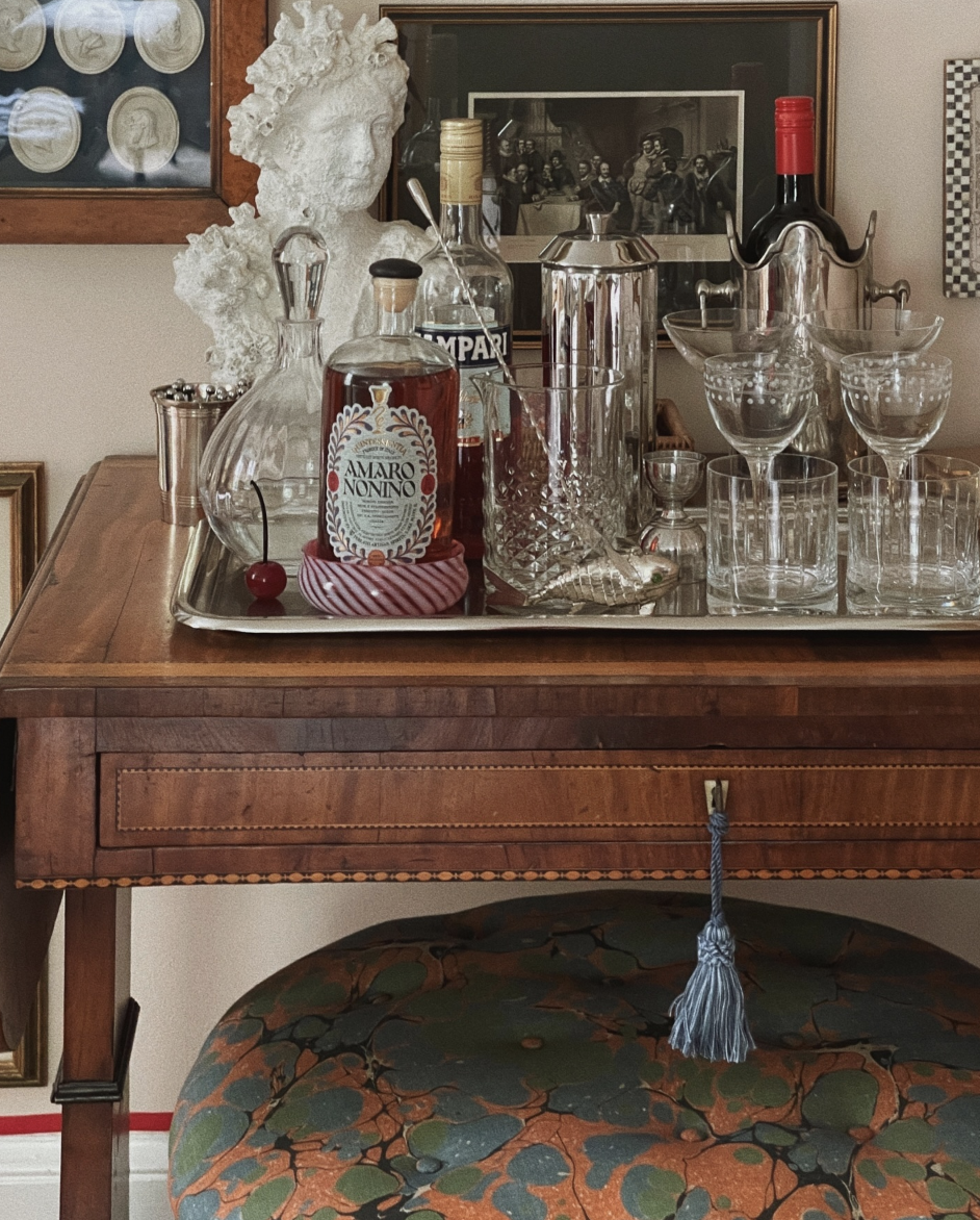 Bartisch mit Vintage -Glaswaren