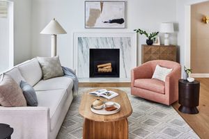 Neutrales Wohnzimmer mit passender Teppich und Kissen werfen