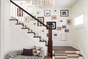 Treppe mit Teppich- und Galerie -Wand ohne Wiederverwendung