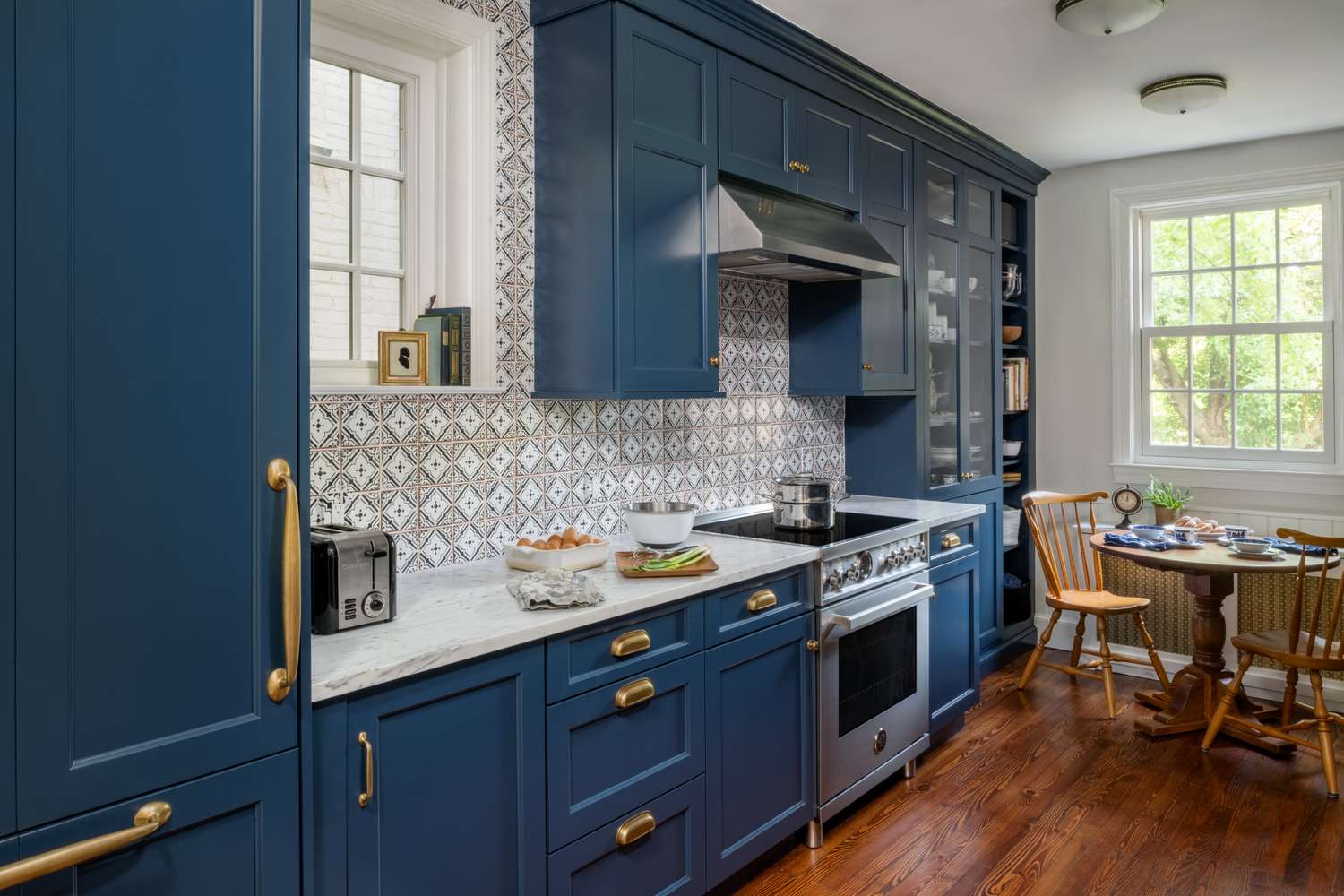 Gingen Edelstahlgeräte aus dem Stil? Wir fragten Designer und sie waren sich alle einig 2 Edelstahlofen mit blauen Schränken