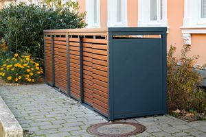 Hören Sie auf, Ihren Balkonraum zu ignorieren - diese 5 Pro -Tipps helfen Ihnen, ihn tatsächlich zu verwenden 4 Mülldosen versteckt hinter Wood Slat Storage