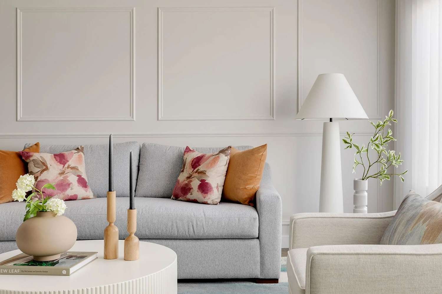 Bunte Dekorakzente in einem Wohnzimmer