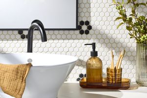 Veraltete kleine mosaische Badezimmerfliesen